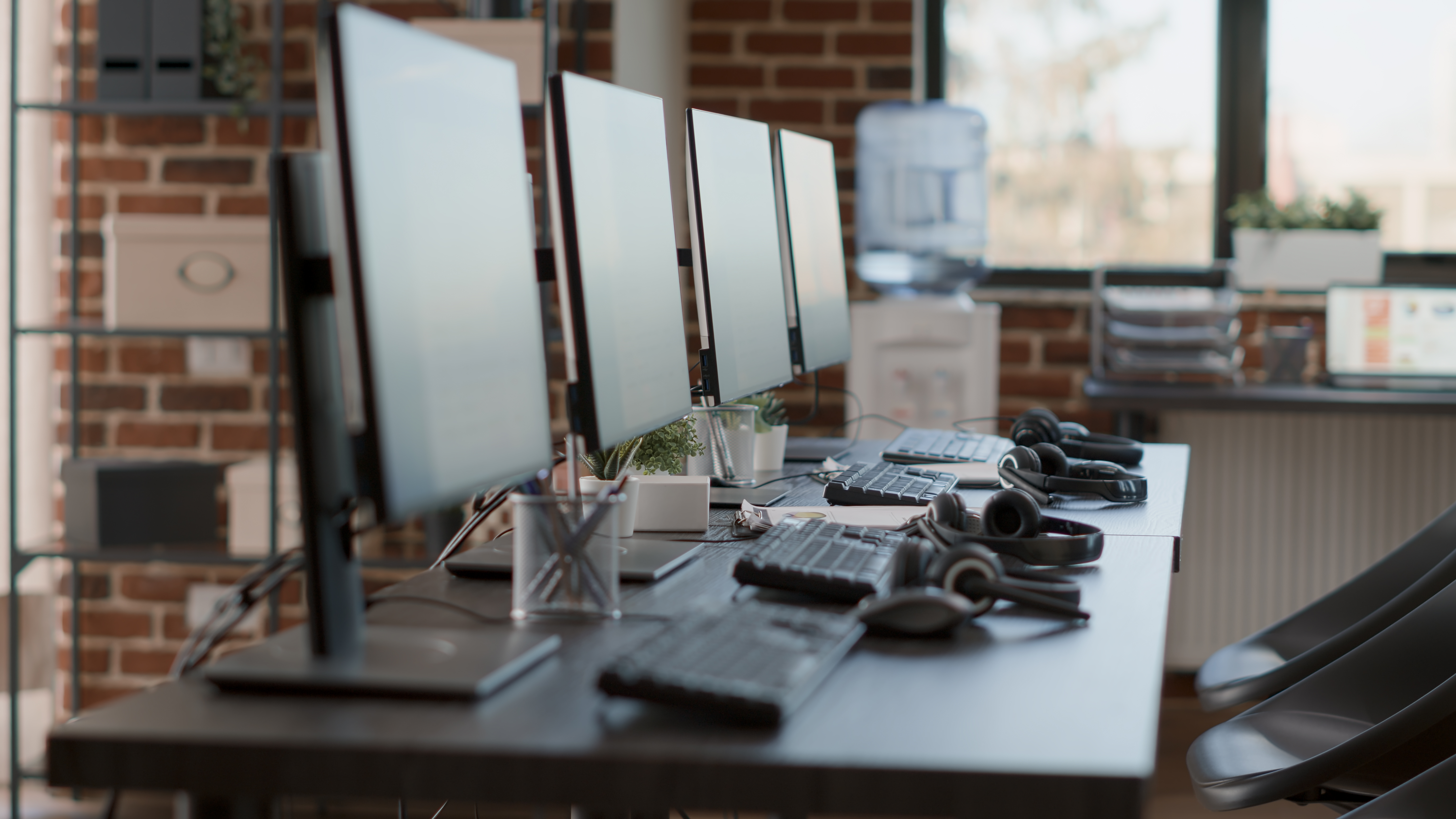 Nobreaks protegendo computadores e servidores em um ambiente de escritório moderno.